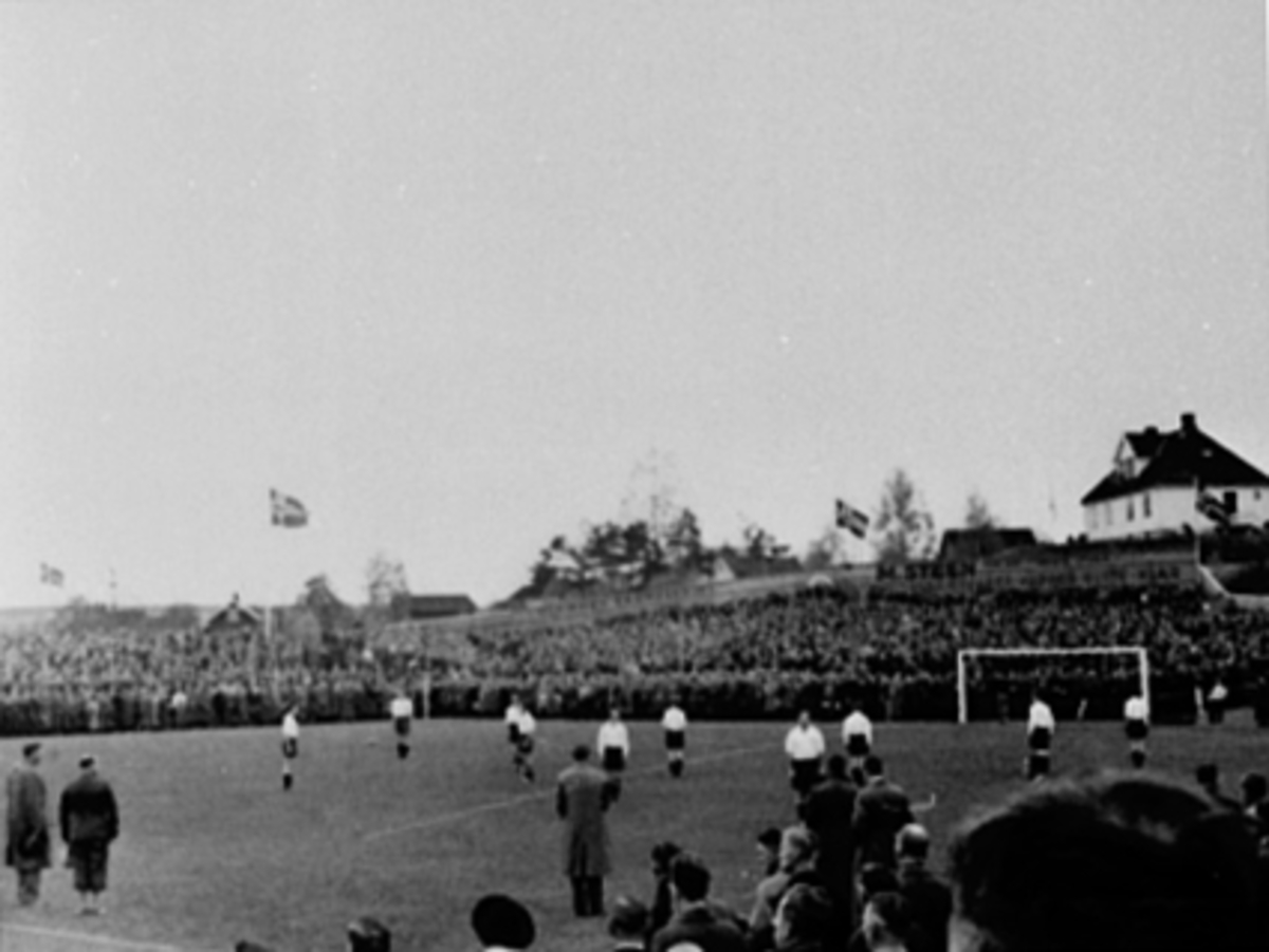 Anno Domkirkeodden, BRISKEBY GRESSBANE, ÅPNINGSKAMP PÅ BRISKEBY I 1938, FOTBALLKAMP MELLOM MJØNDALEN OG FREDRIKSTAD, PUBLIKUM VENTER