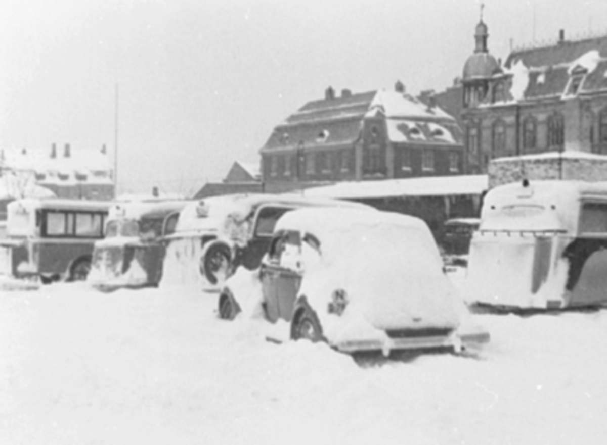 Anno Domkirkeodden, SNØVINTER, ØSTRE TORG, NEDSNØDDE BUSSER, BIL, TRAFIKK