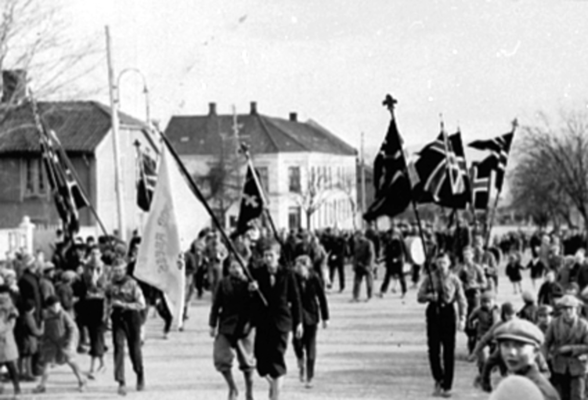 Anno Domkirkeodden, SPEIDERTOG M/FLAGGBORG, GUTTER, MANGE BARN, KIRKEBAKKEN