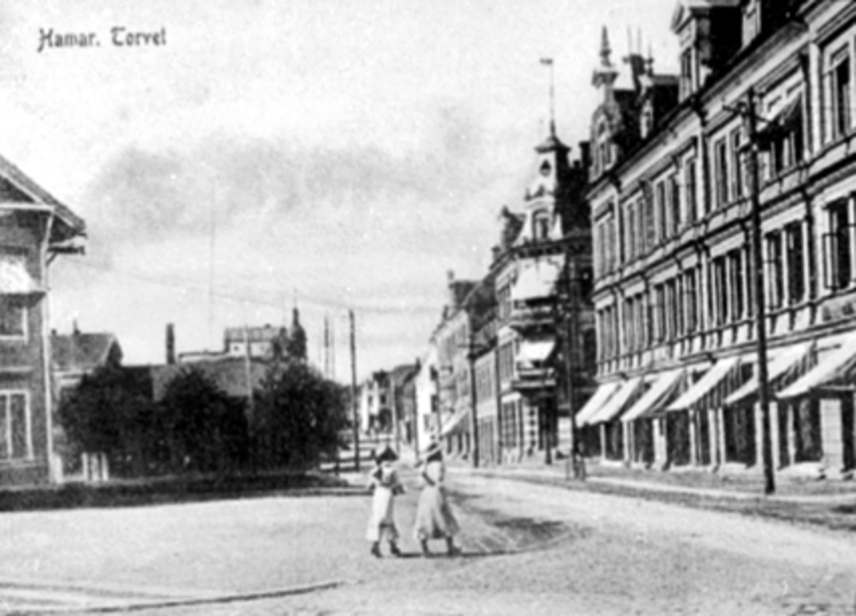 Anno Domkirkeodden, JERNBANEPLASSEN, JERNBANETORGET, EKSTERIØR TORGGATA 3, 2 JENTER