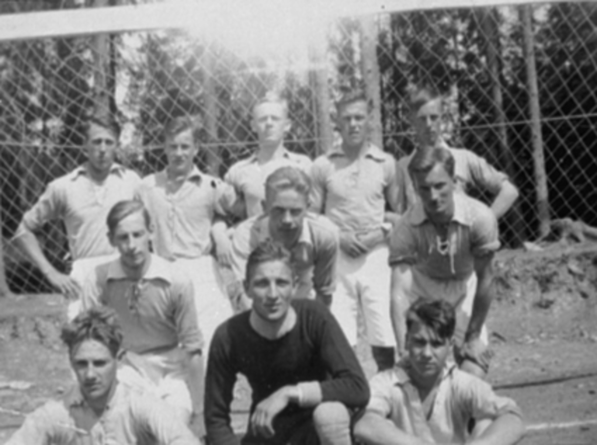 Anno Domkirkeodden, GRUPPE 11 FOTBALLSPILLERE, HAMAR A. I. L. ARBEIDERNES IDRETTSLAG PÅ GREVELØKKA, FORAN FRA VENSTRE: RAGNAR STENBERG, GUNVALD PEDERSEN, TRYGVE STENBERG, I MIDTEN FRA VENSTRE: MAGNUS MARTINSEN, LEIF WIEN, OLA FARBERG, BAK FRA VENSTRE: HENRY HANSEN, OLUF FARBERG, TRYGVE ØSTBY, HÅKON HANSEN, UKJENT
