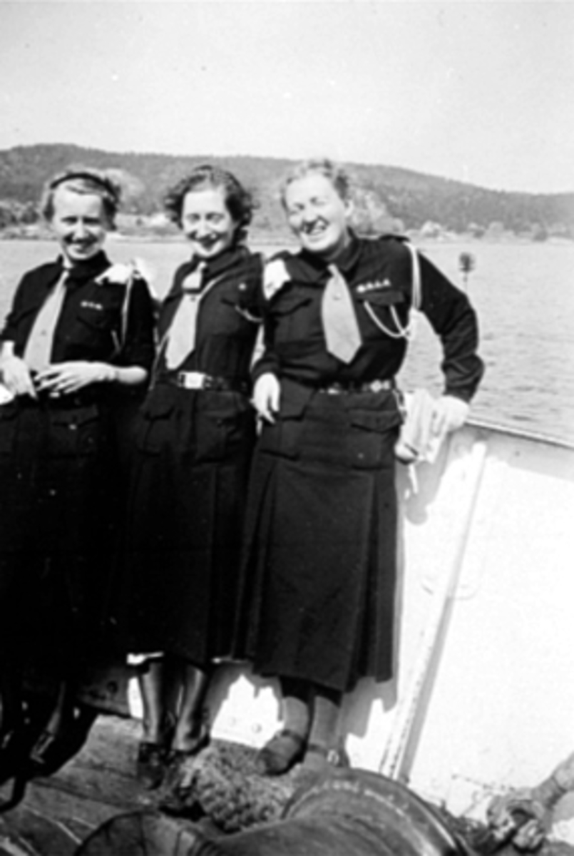 Anno Domkirkeodden, GRUPPE 3 BLÅSPEIDERE PÅ LANDSLEIR I MANDAL, FRA VENSTRE: KATH PEDERSEN, SIGRID SKAUG, ASLAUG FINSTAD. Speiderdrakt.