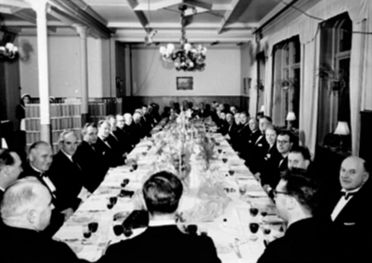 Anno Domkirkeodden, INTERIØR VICTORIA HOTEL, DEKKET SELKAPSBORD, FOLK, DIREKTØR GUNNAR KNUDSEN NR 6 FRA VENSTRE