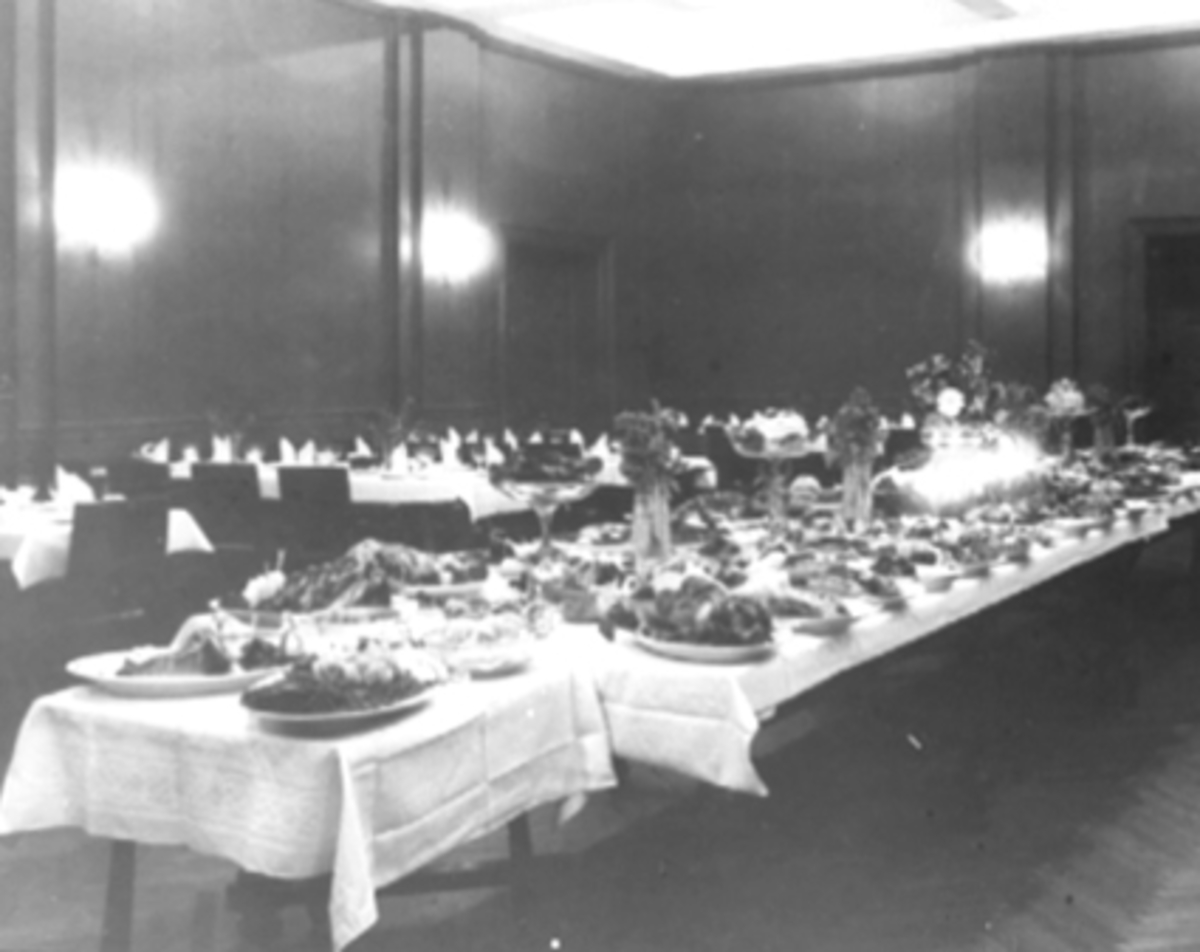 Anno Domkirkeodden, INTERIØR FESTIVITETEN, DEKET JULEBORD, LEVERT AV VICTORIA HOTEL