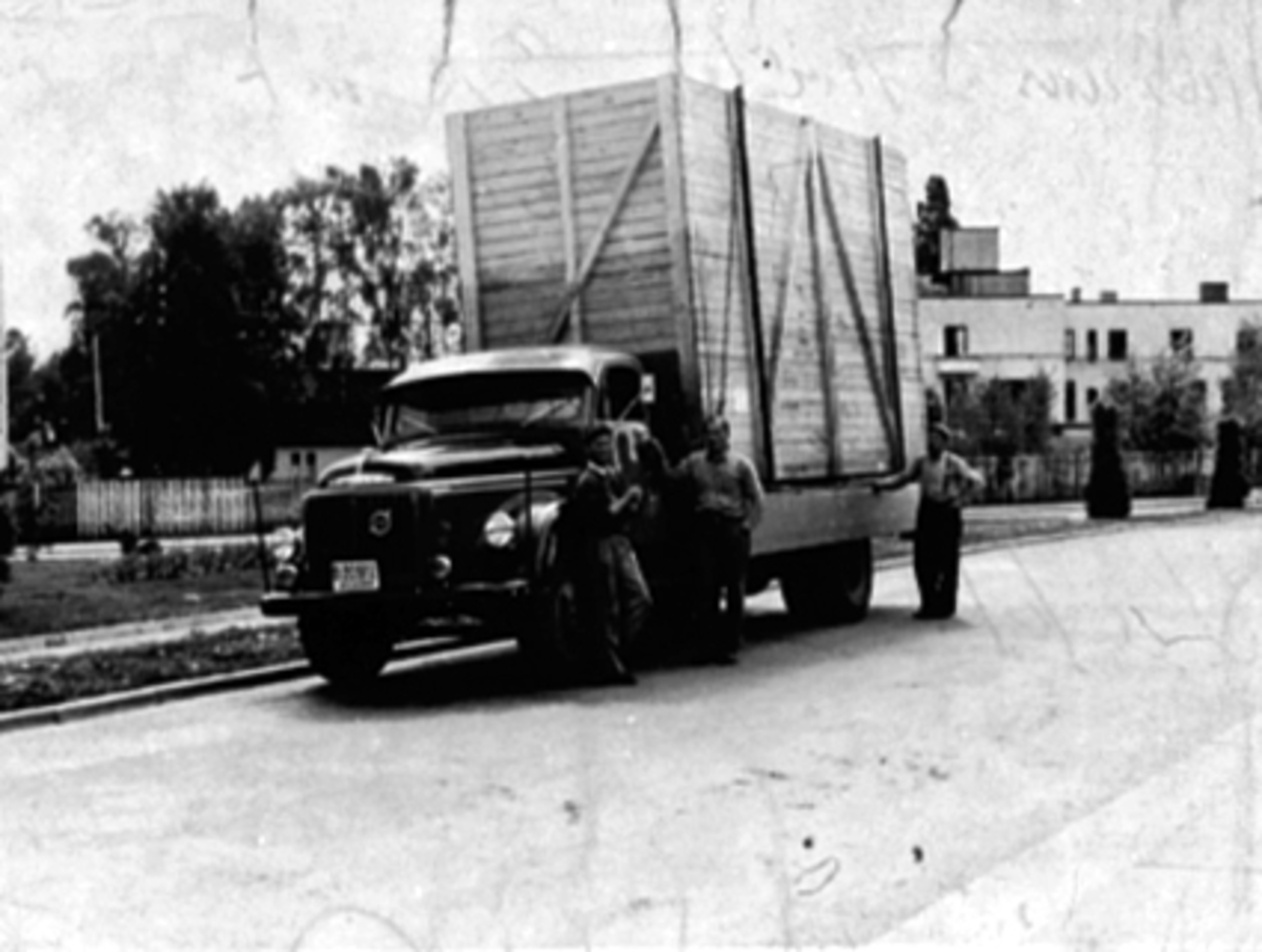 Anno Domkirkeodden, VOLVO LASTEBIL, HAGENS TRANSPORT, STOR TREKASSE, D-20512, 3 MENN