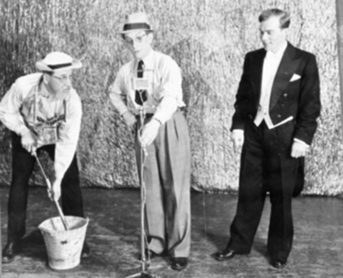 Anno Domkirkeodden, REVYKABARET: GAMLE MINNER, SKETSJ, MELKING VED UTESKURET, 3 SKUESPILLERE: FRA VENSTRE: BONDEN: REVY-PER: PER PEDERSEN, REPORTER: CARL HAAVE, SØNNEN: SVERRE FINSTAD, 1943.