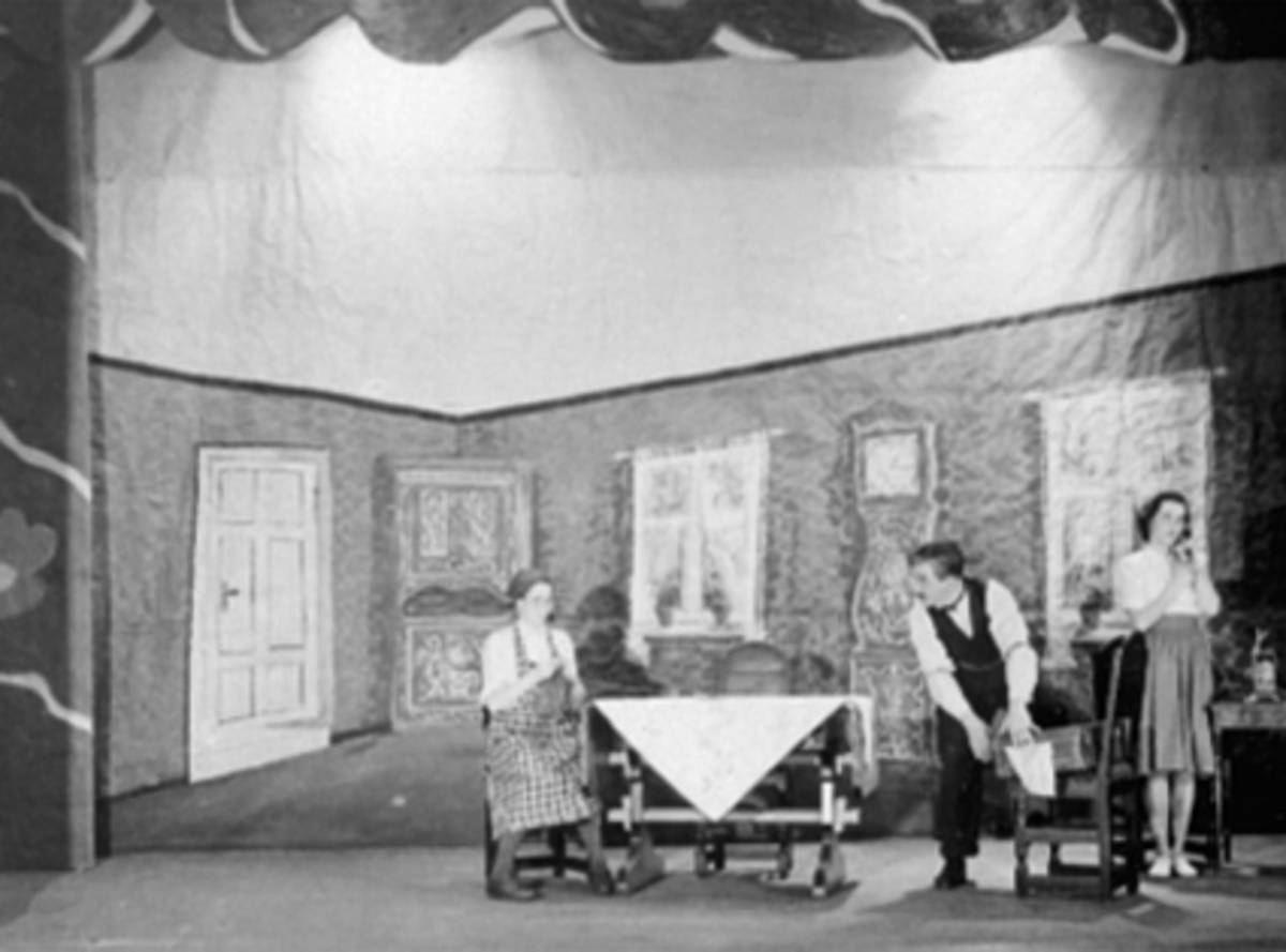 Anno Domkirkeodden, MARTENSREVYEN: A. S. BONDEGULL, GRUPPE 3 SKUESPILLERE FRA VENSTRE: RANDI NORMANN, REVY-PER: PEDER PEDERSEN, EVA KLØVSTAD