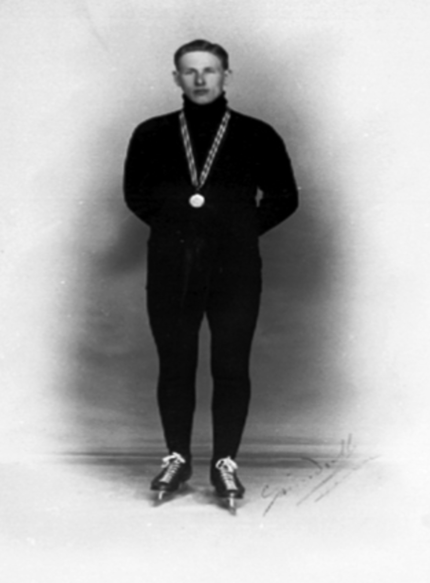 Anno Domkirkeodden, SKØYTELØPER HANS ENGNESTANGEN, VERDENSMESTER I TRONDHEIM MED MEDALJE, SKØYTETRIKOT