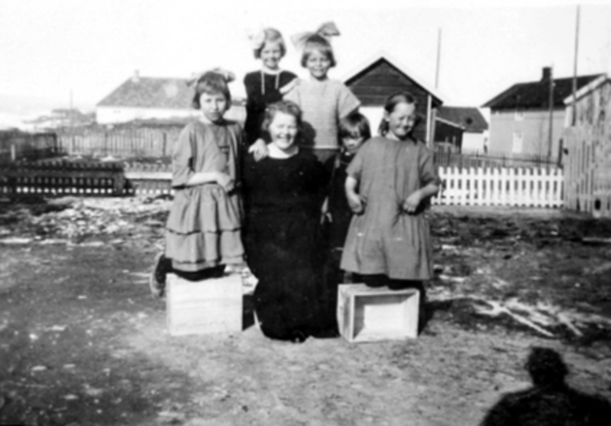 Anno Domkirkeodden, GRUPPE 6 JENTER FRA BRISKEBYEN, FORAN FRA VENSTRE: TORLAUG GLØTTVOLD, JENNY BARFLO, RUTH ANDERSEN, ELSE ANDERSEN, BAK: MINA FLAGSTAD OG BIBBI LARSEN