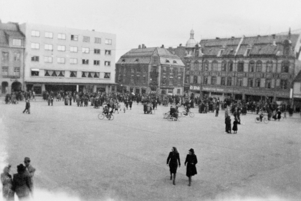 Anno Domkirkeodden, OVERSIKT ØSTRE TORG FREDSDAGENE MAI 1945, MYE FOLK