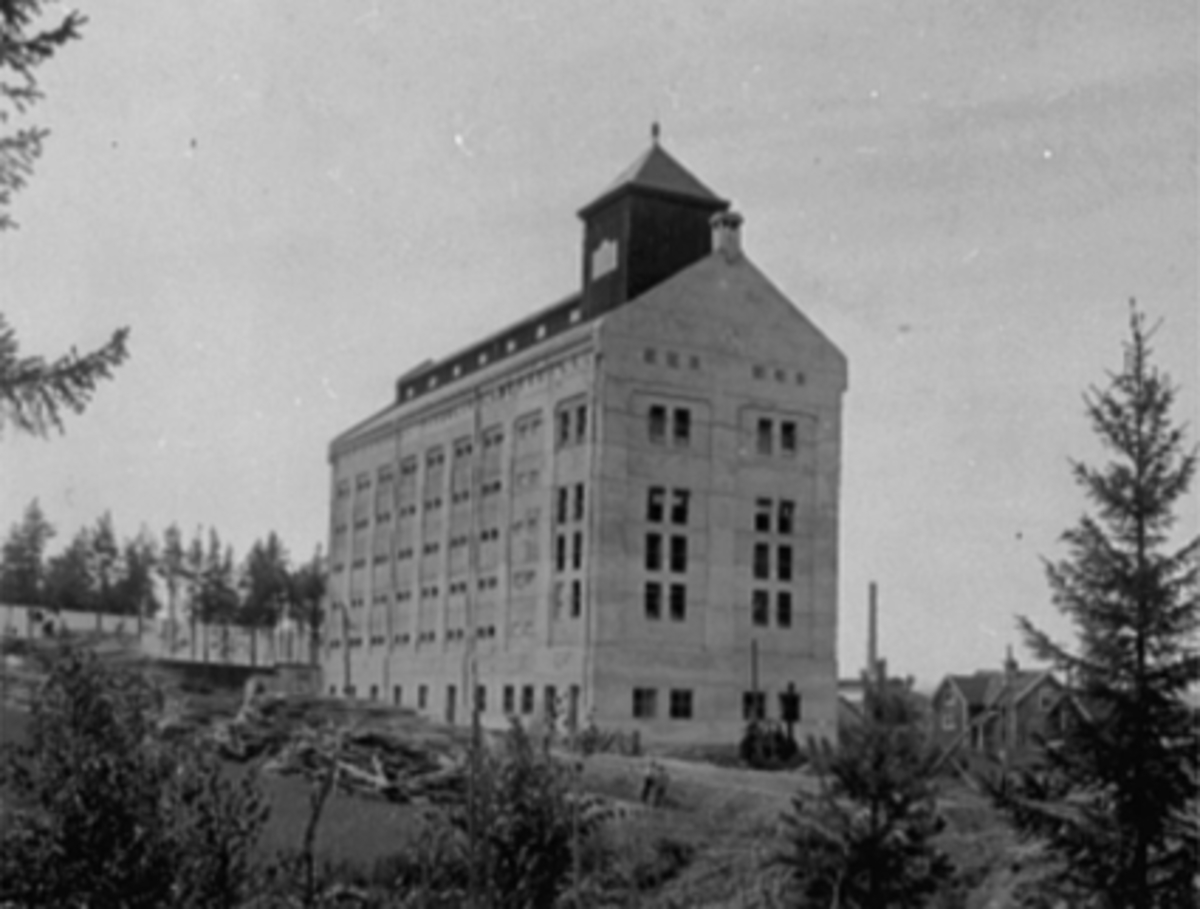 Anno Domkirkeodden, EKSTERIØR KORNSILOEN, KORNMAGASINET PÅ STORHAMAR, NYBYGG. Påbegynt i juli 1918, sto ferdig i 1919. Det sjuetasjes store bygget kunne romme 50 000 tønner korn, ca en sekstendel av landets årlige forbruk.