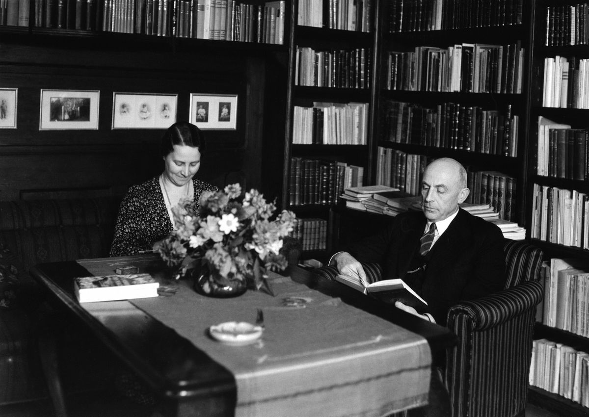 Anno Domkirkeodden, INTERIØR BIBLIOTEKET, BISPEGÅRDEN, BISKOP HENRIK GREVE HILLE OG RAGNA HILLE, BISKOP FRA 1934 - 1946, FOLKESTADS GATE 52