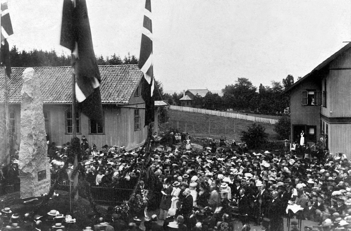 Anno Domkirkeodden, SAGATUN FOLKEHØGSKOLE, AVDUKING BAUTA OVER MIX OG HERMAN ANKER, BJØRNSTJERNE BJØRNSON TALER, STORT PUBLIKUM. 15. september 1901. Se årboka for Hedmarksmuseet/Hamar Historielag "Fra Kaupang og Bygd 2010" Artikkel av Knut Imerslund" Bjørnson på Sagatun. DUBLETT 0401-3258