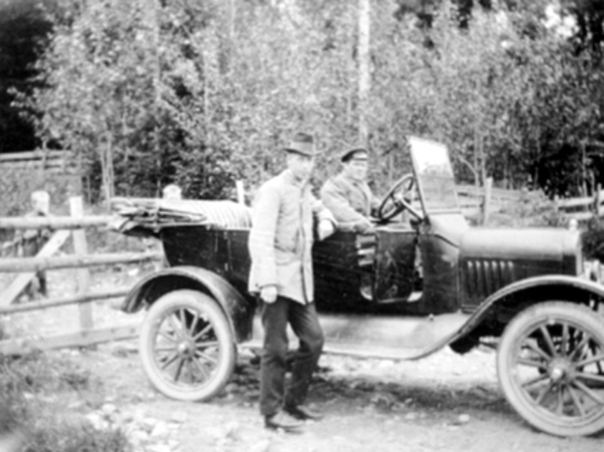 Anno Domkirkeodden, HARALD KRISTIANSEN KJØRER FORD T 1923-25 MODELL, BIL, RASCH HALVORSEN STÅR TIL VENSTRE, HAMAR KOMMUNE