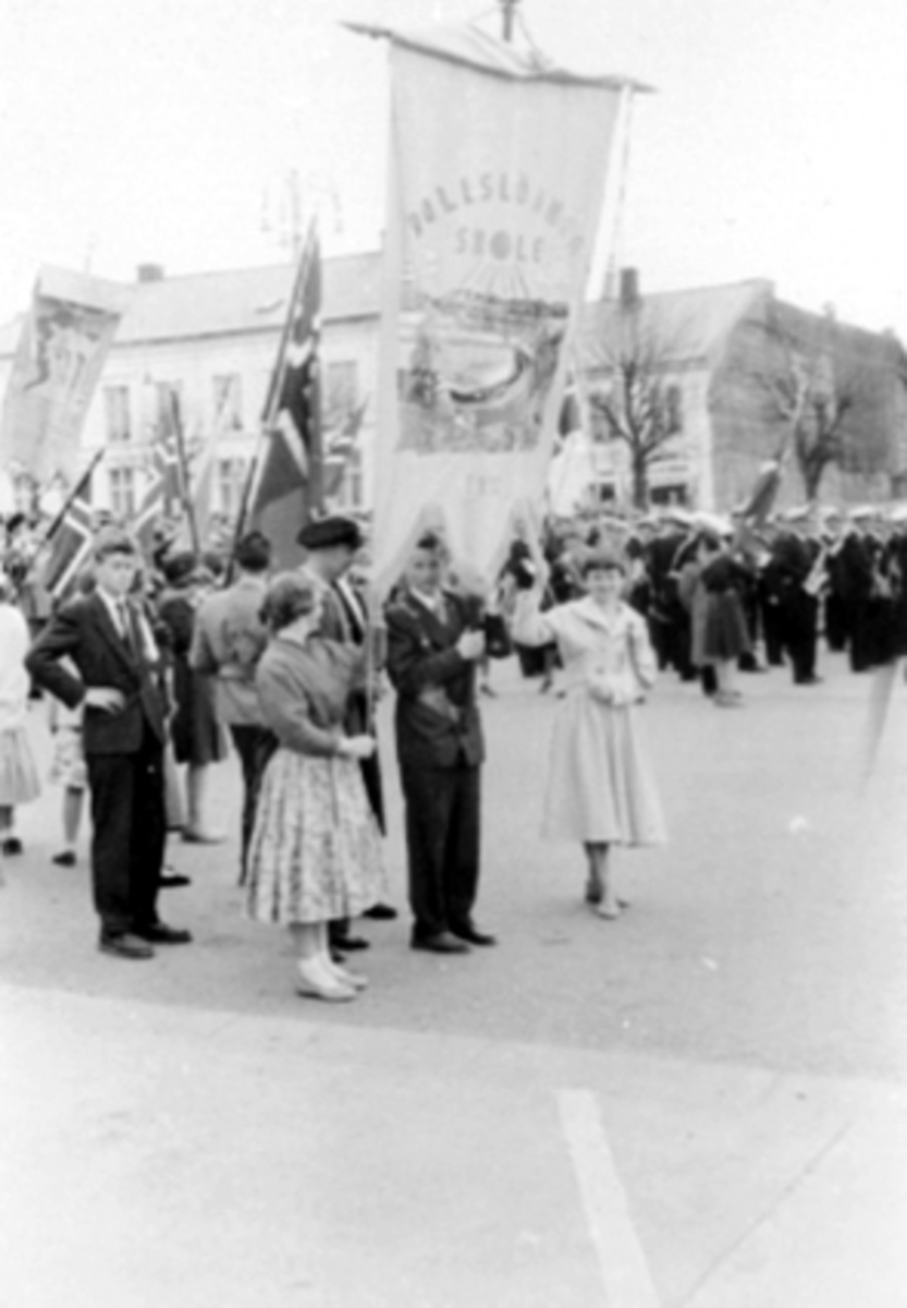 Anno Domkirkeodden, 17. MAI, ROLSLØKKEN SKOLES FANE, INGER TORP FANEVOKTER I MIDTEN
