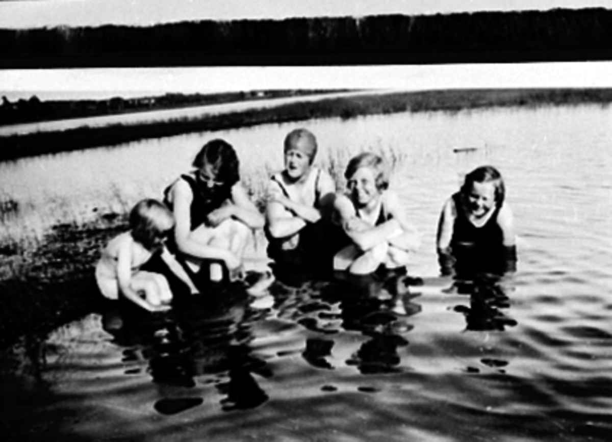 Anno Domkirkeodden, BADELIV PÅ MANA I ÅKERSVIKA, GRUPPE 5 BARN, FRA VENSTRE: MARGIT LARSEN, NORA LARSEN, ELSE ANDERSEN, MINA FLAGSTAD OG RUTH ANDERSEN, BADING