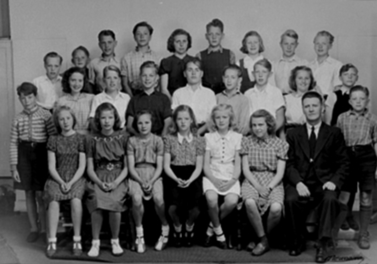 Anno Domkirkeodden, GRUPPE 26 SKOLEELEVER MED LÆRER, MIDTBYEN SKOLE, HAMAR FOLKESKOLE, KLASSE 7B, FORAN FRA VENSTRE: KARIN NORD, RANDI ØSTBY, GRETHE WINQUIST, TOVE KRISTOFFERSEN, RUTH JORDE, ELSE MARIE LANGBALLE, LÆRER OTTO STEINUM, NILS GAALAAS BERG, REKKE 2 FRA VENSTRE: DAG RIISE, EVA KRISTIANSEN, REIDAR FLENGSRUD, …