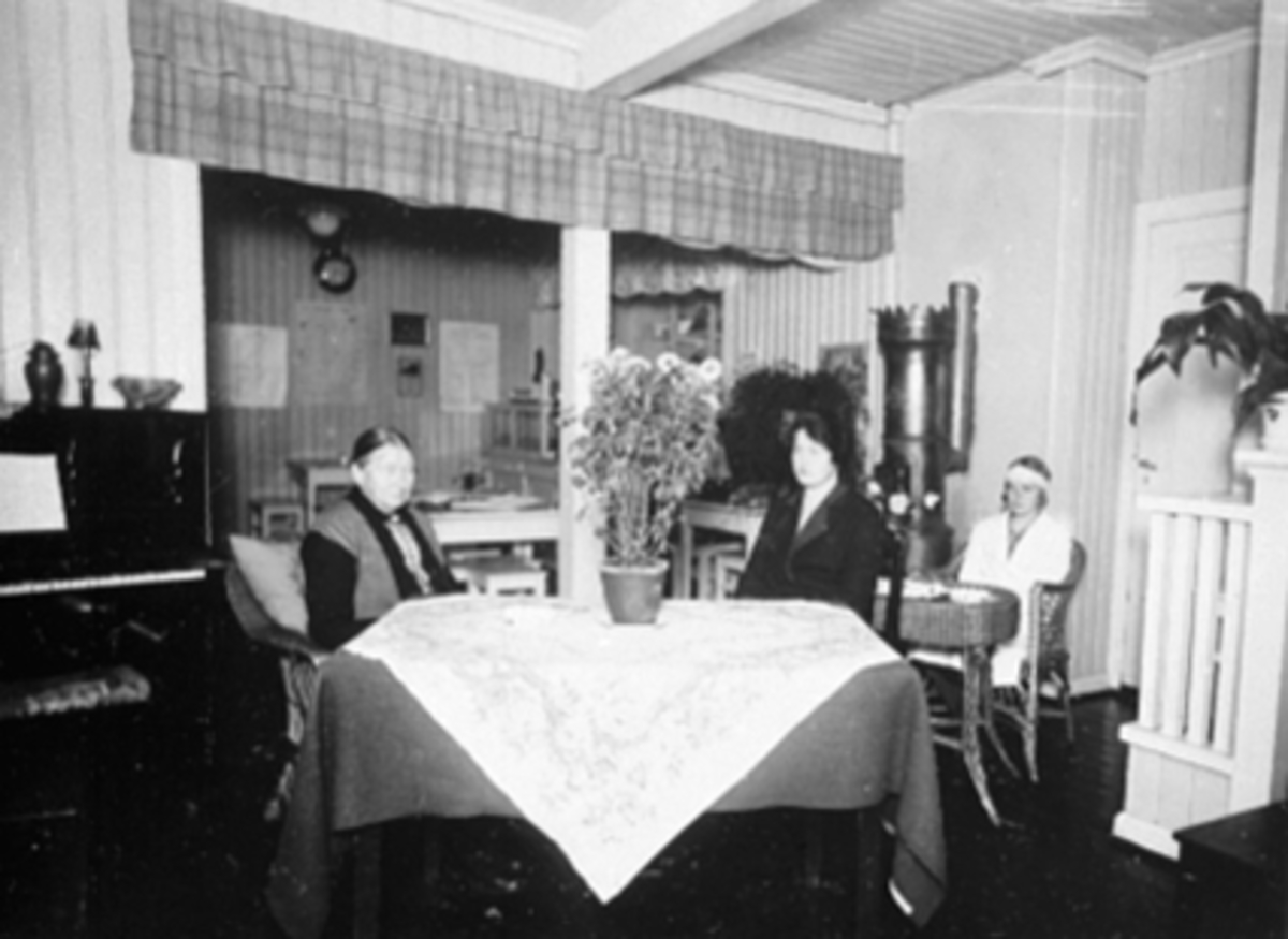 Anno Domkirkeodden, INTERIØR: JULIE JØRGENSBERGS KAFE, MISJONSKAFEEN, HOLSETGATA 19
