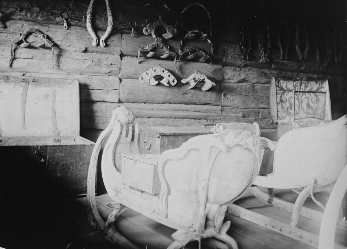 Anno Domkirkeodden, INTERIØR BORGSTUA HDH. 17, VANG PRESTEGÅRD, OPLANDENES FOLKEMUSEUM, HEDMARKSMUSEET OG DOMKIRKEODDEN, MUSEUMSUTSTILLING. Hesteutstyr.