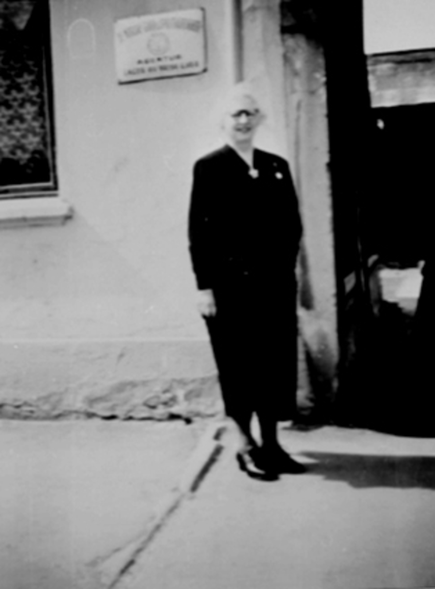 Anno Domkirkeodden, Julie Mathilde Moe 1897-1971. Kontordame i over 40 år ved Hamar Sosialkontor, Hamar Kommune. Utenfor kontoret i Seminarbakken.