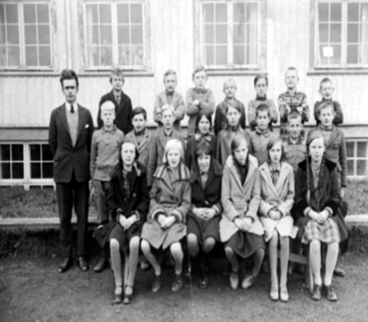 Anno Domkirkeodden, Rollsløkken skole, Holsetgata 88, Hamar. Lærer Jens Holter med 6. klasse. rekke f.v. Elsa Nyhus, Oddbjørg Brevig, Anne Katrine Vikhagen, Solveig Kløvstad, Mary Holt, Hjørdis Ekeberg. 2. rekke f.v. lærer Jens Holter, Ottar Nord, Dagfinn Smistad, Bjarne Bakken, Hjørdis Jensen, Sigrid Wangen, Frode Di…