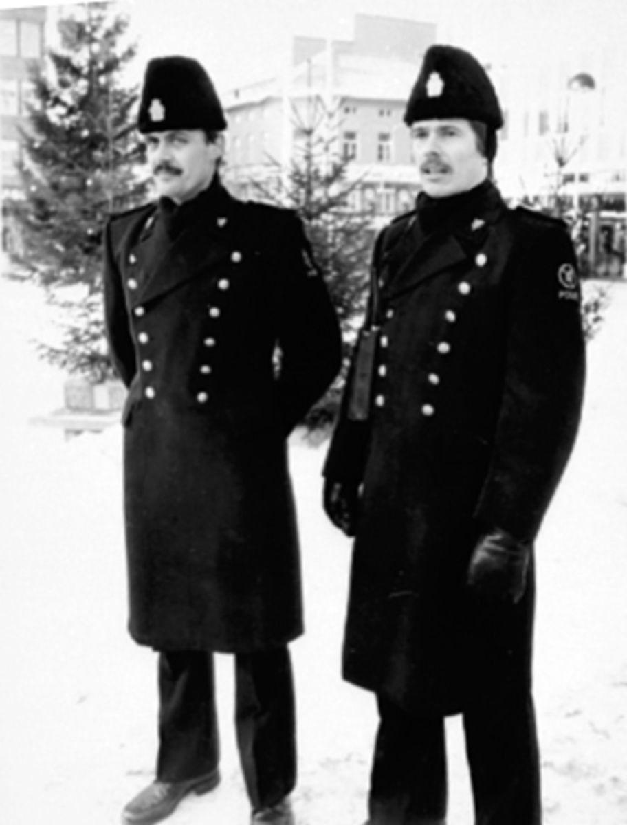 Anno Domkirkeodden, 2 POLITIKONSTABLER MED VINTERUNIFORM, PATRULJERER PÅ STORTORGET