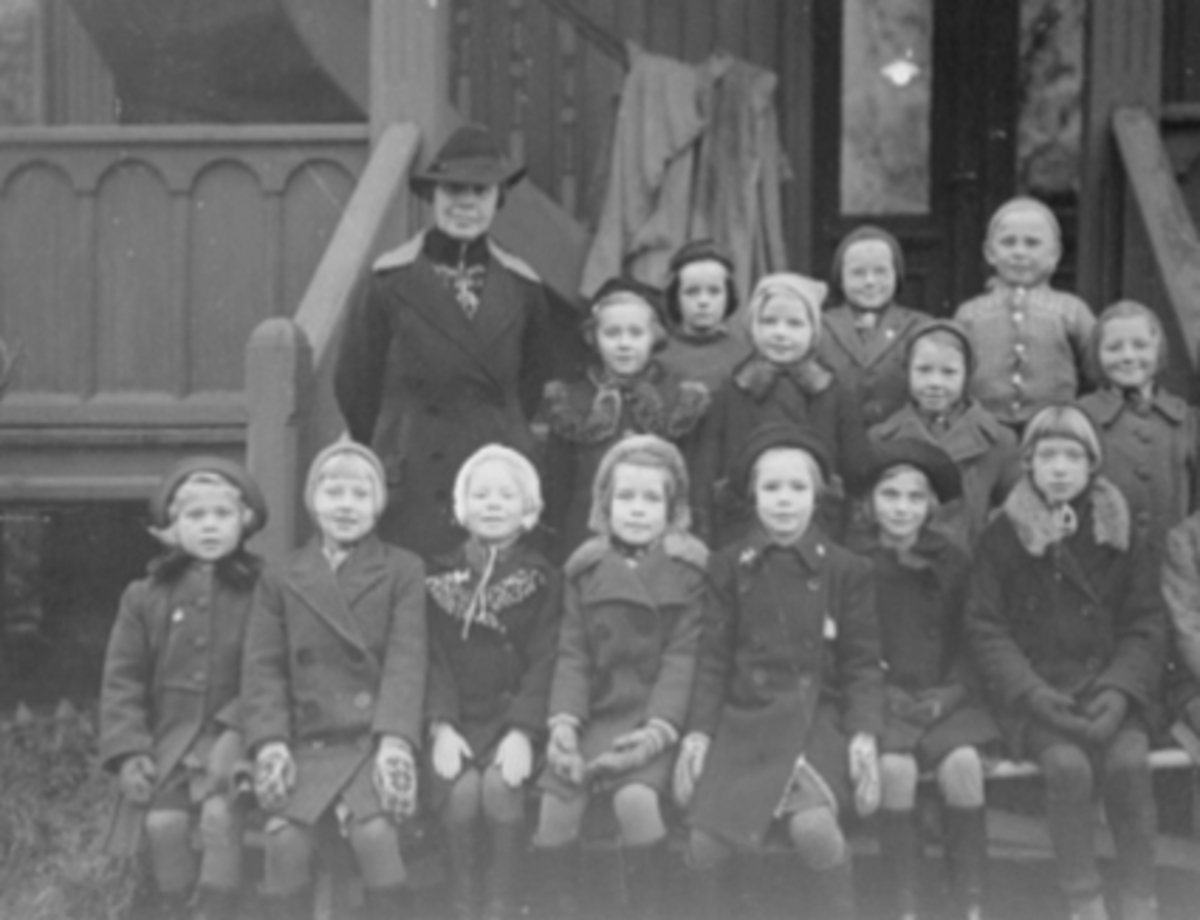 Anno Domkirkeodden, Rollsløkken skole, 1 klasse 1940. 1. rekke f.v Berit Gjertsen, Ragnhild Johansen, Ida "Lulle" Kristiansen, Solveig Kristoffersen, Aud Walberg, Grete Ophus, Gerd Antonsen, Kari Tronstad. 2. rekke f.v. Lærerinne Sigrid Aaberg, Aud Stensby, Ingrid Olsen, Ingrid Sørum, Marit Trønnes. 3. rekke f.v. Odd …