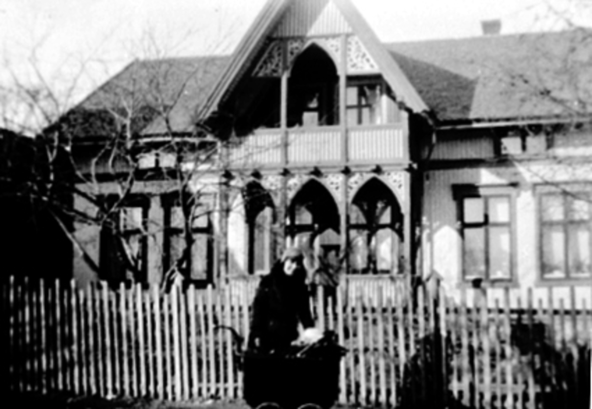 Anno Domkirkeodden, Stangevegen 46, Hamar. Eksteriør, Edel Kristiansen, barnevogn.