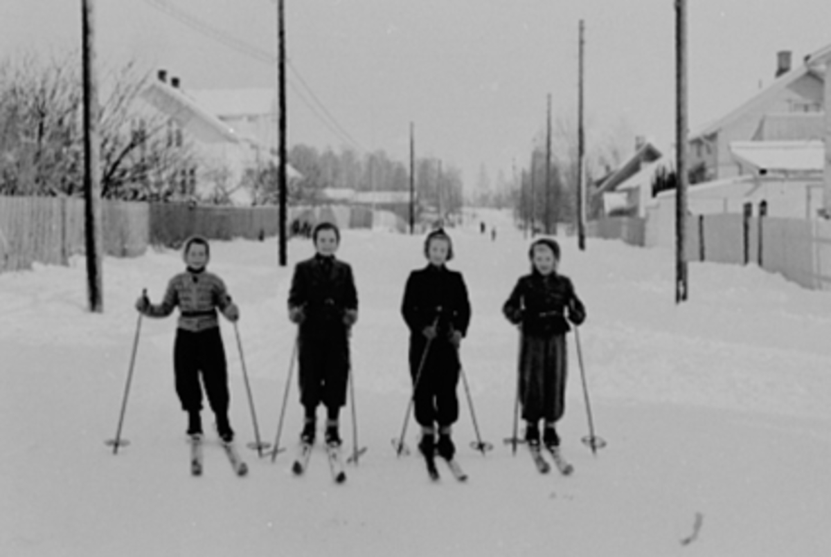 Anno Domkirkeodden, 4 PIKER PÅ SKI I HOLSETGATA, BARNELEK, FRA VENSTRE: INGER, AUD, KARI OG RANDI