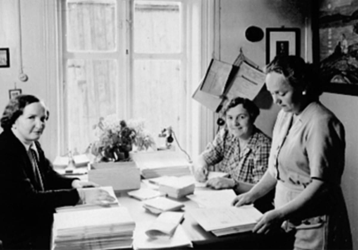 Anno Domkirkeodden, INTERIØR NORSK SKOLETIDENDES BOKTRYKKERI, GRUPPE 3 KONTORDAMER VED SKRIVEBORD, FRA VENSTRE: EVY EVENSEN, LOUISE ELVSEEN OG HJØRDIS WISTH, GRØNNEGATA 102