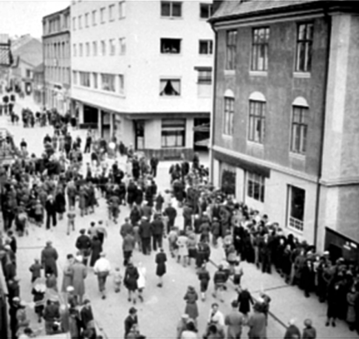 Anno Domkirkeodden, Festiviteten kino, Vangsvegen, Hamar. Kinokø. Femforestillingen er over og de som skal på sjuern står i kø. Godagergården.