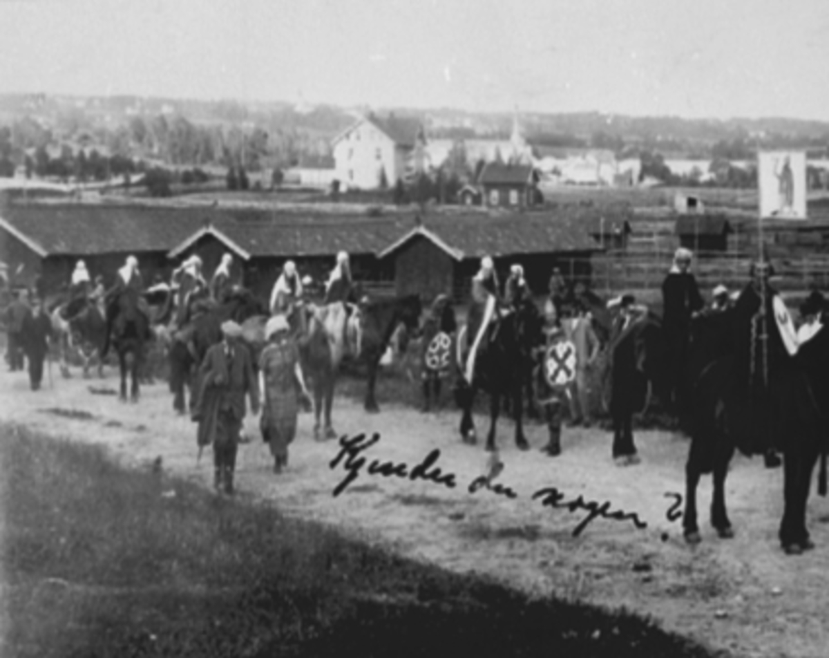 Anno Domkirkeodden, UTSTILLINGSPLASSEN, HISTORISK OPPTOG, HESTER OG FOLK, STALLER