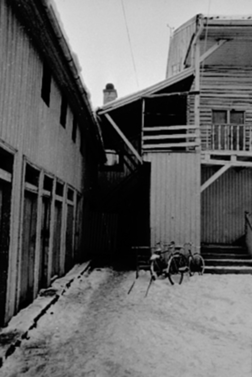 Anno Domkirkeodden, EKSTERIØR UKJENT BAKGÅRD, SYKKEL, SPARK, VINTER