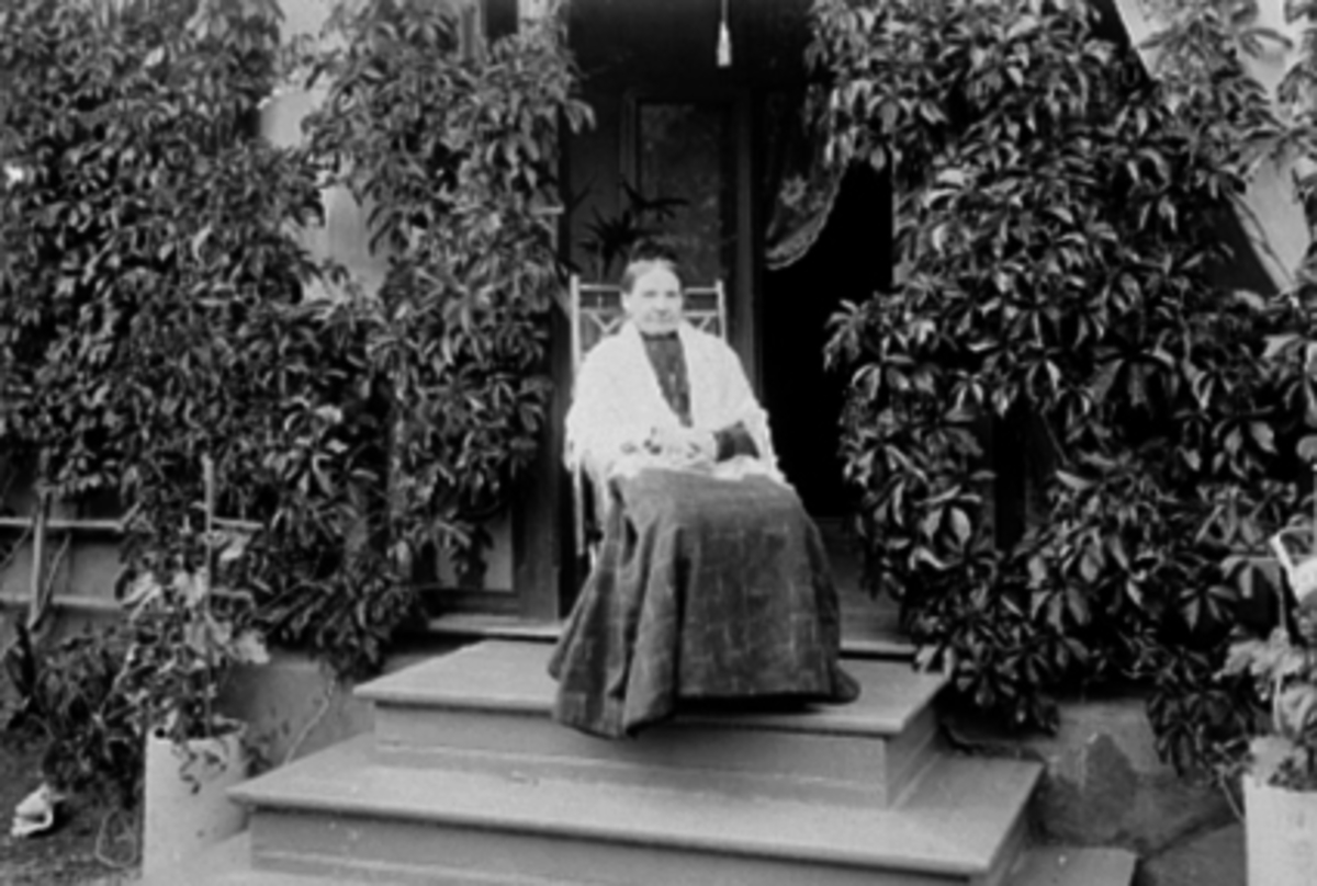 Anno Domkirkeodden, HANNA ØSTBYE FØDT HAGERUP, VERANDA, VILLVIN, VILLA TRUDVANG, GRØNNEGATA 143, FAMILIEN OLAF A. ØSTBYE FLYTTET HIT I 1892