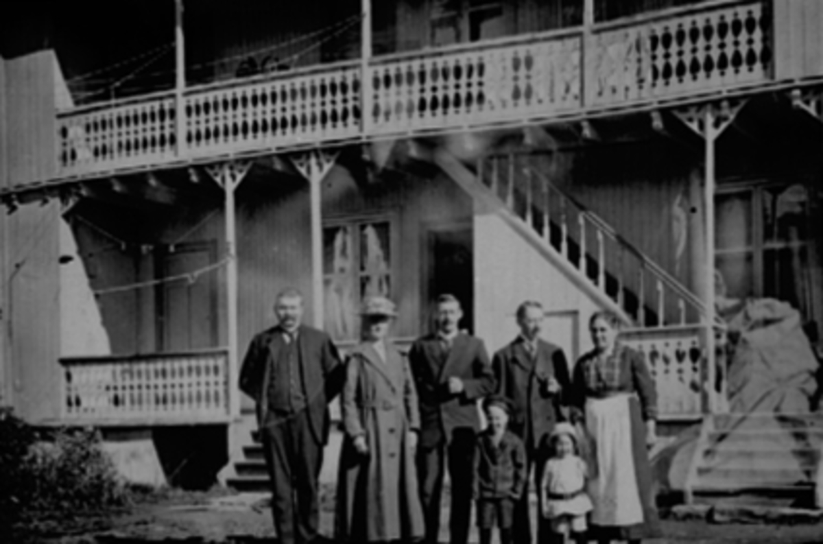 Anno Domkirkeodden, Ole Bullsgate 24, Hamar. Hermansengården. Ankerløkka. Bakgård, svalgang. F.v. Syver Hermansen, ukjent, ukjent, Johan Kjærnet med kone og to barn.