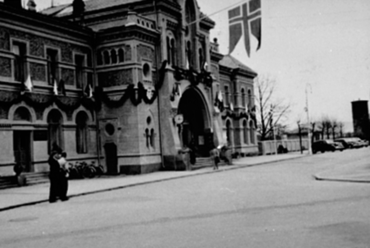 Anno Domkirkeodden, BYJUBILEET 1949, HAMAR JERNBANESTASJON PYNTET, GIRLANDERE