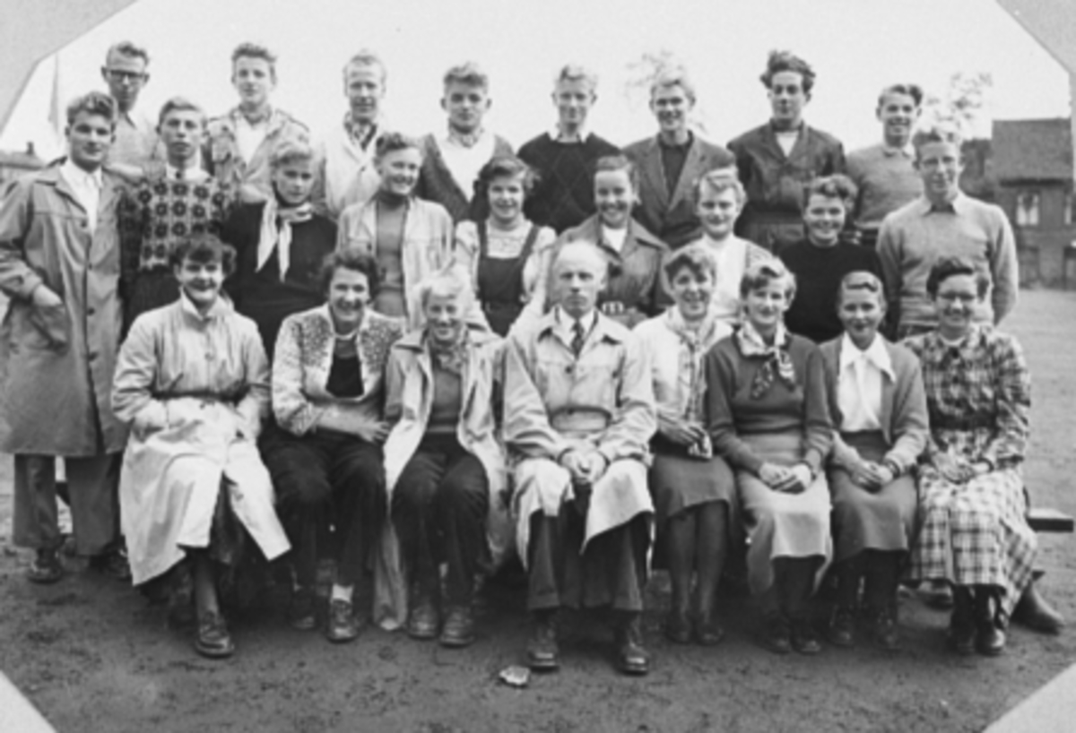 Anno Domkirkeodden, GRUPPE 25 SKOLEELEVER MED LÆRER, SKOLEKLASSE PÅ HAMAR KATEDRALSKOLE, VESTRE TORG.