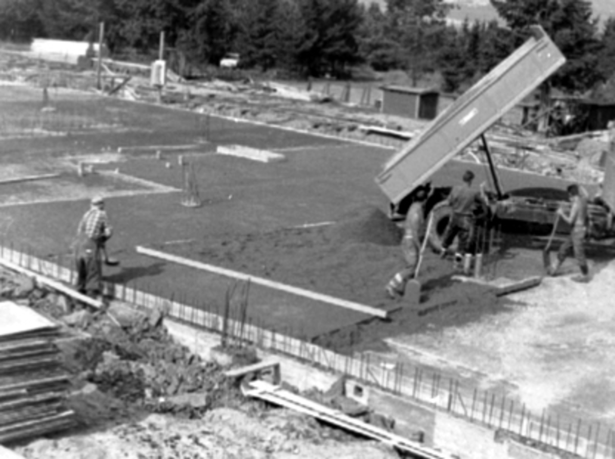 Anno Domkirkeodden, NORSK TIPPING A/S, OPPFYLLING AV GRUS UNDER GULV I ADMINISTRASJONSFLØY, LASTEBIL FRA NORCEM TIPPER GRUS. 4 ARBEIDERE. 06. 07. 73, JØNSRUDVEGEN 21 PÅ STORHAMAR. HAMARARKITEKTEN CHR. LINDMAN TEGNET DET NYE BYGGET, OG INNFLYTTINGEN SKJEDDE I 1975.