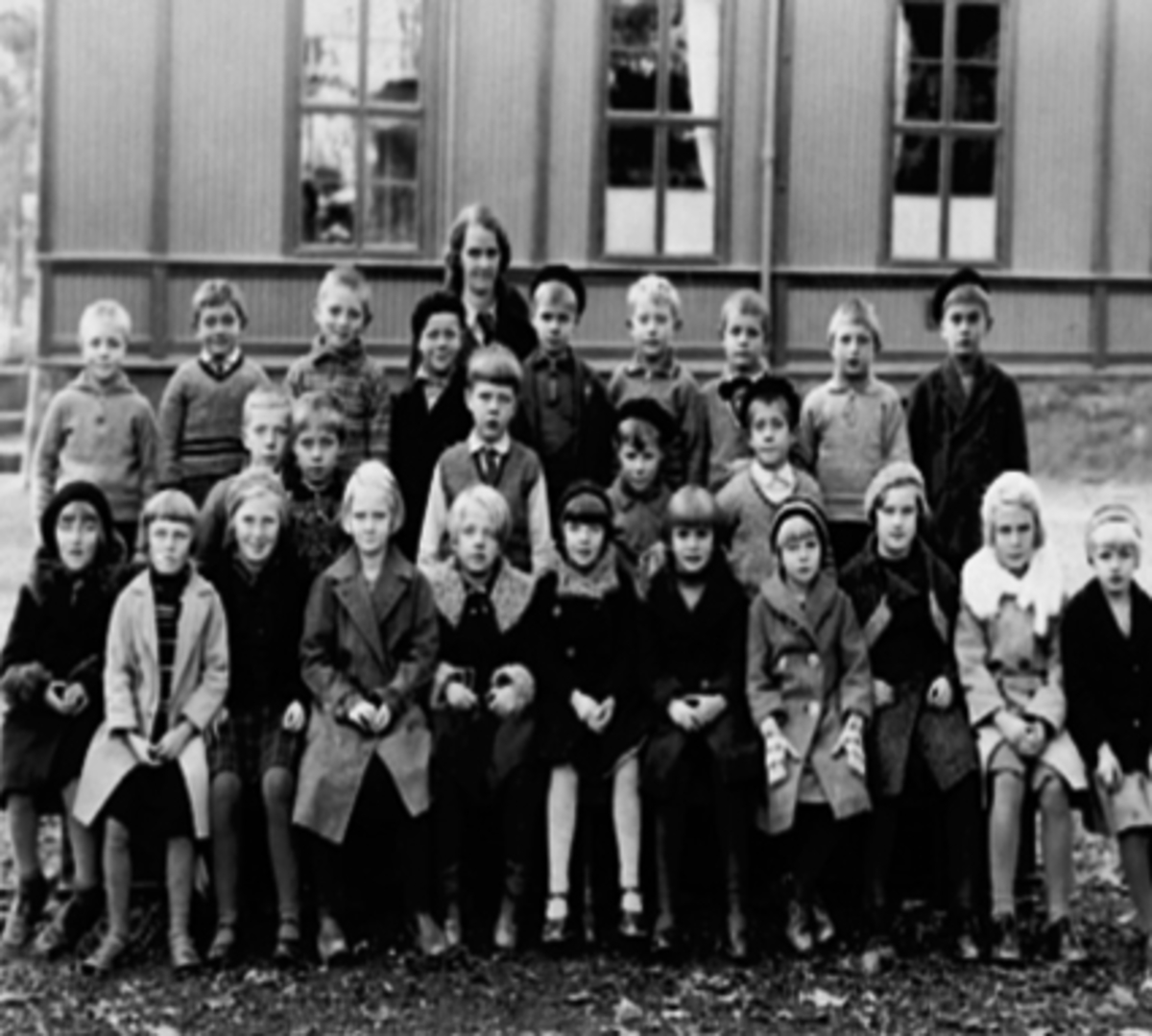 Anno Domkirkeodden, Hamar Folkeskole, Midtbyen skole, Hamar. Lærer Fanny Berg med klasse 3c. Elevene gikk på Pikeskolen t.o.m. tredje klasse. 1 rekke f.v. Else Marie Olsen, Else Marie Brovold, Inger Johanne Solheim, Grete Byvold, Inger Johanne Nilsen, ukjent (er det Jorun Bjerke eller Anne Marie Tveten), Elsa Hildur N…