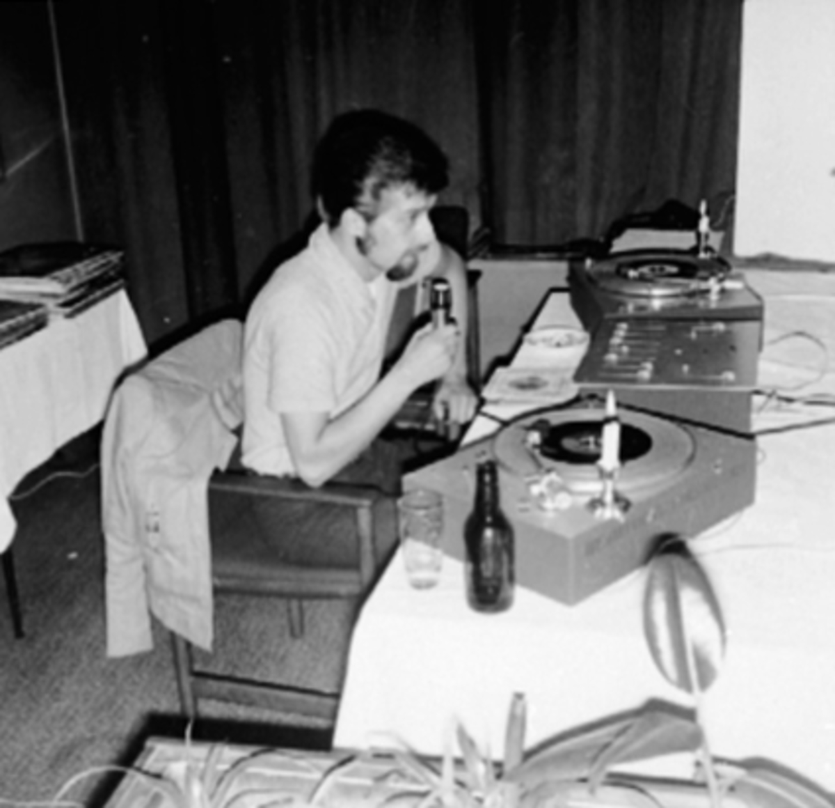 Anno Domkirkeodden, DISCJOCKEY KNUT R. ARNESEN MED MIKROFON OG PLATESPILLER, BYENS FØRSTE DISKOTEK: DANCE AND TEX 69 PÅ GIRAFFEN RESTAURANT I HANDELENS HUS.