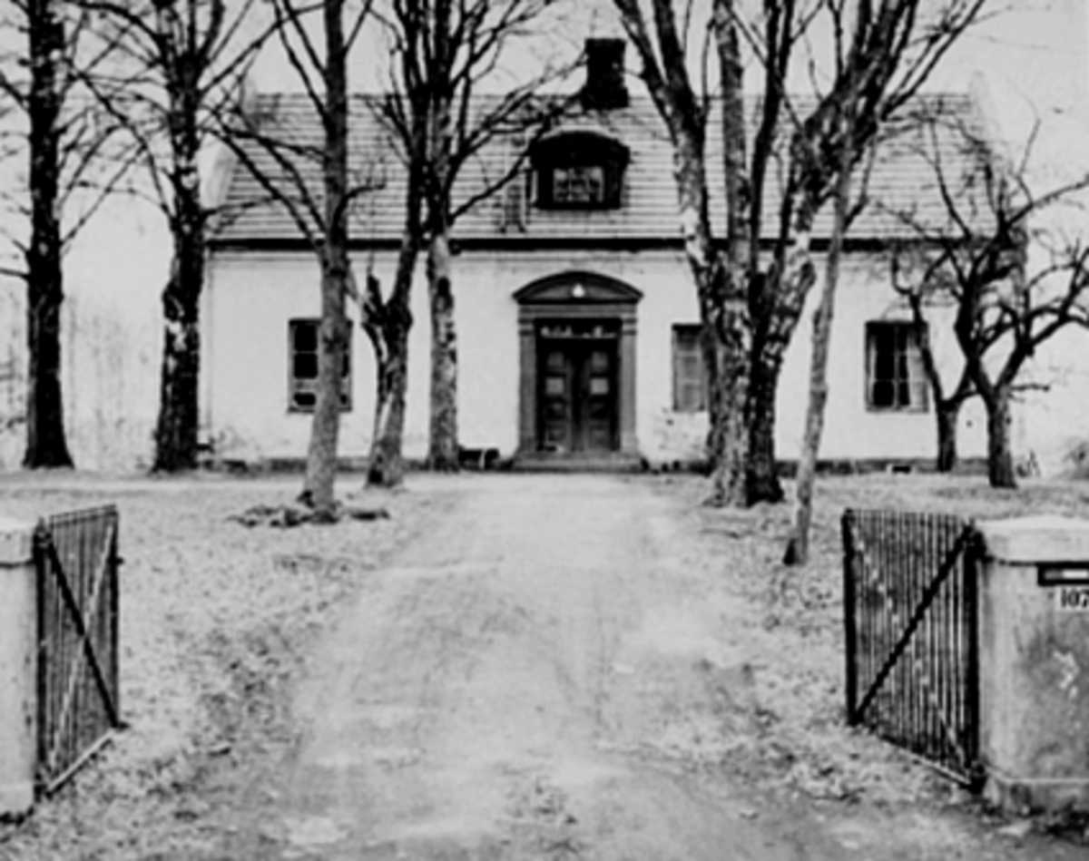 Anno Domkirkeodden, HAUGLI SKOLE, SOLVANG, VANG, DEN FØRSTE SKOLEN I KRETSEN, FRA 1890 ÅRENE. DETTE VAR SKOLEN FOR HELE BYGGEBELTET OMKRING HAMAR BY, FRIBETEN 6, I 1897 BLE DET BYGD NY SKOLE PÅ SOLVANG
