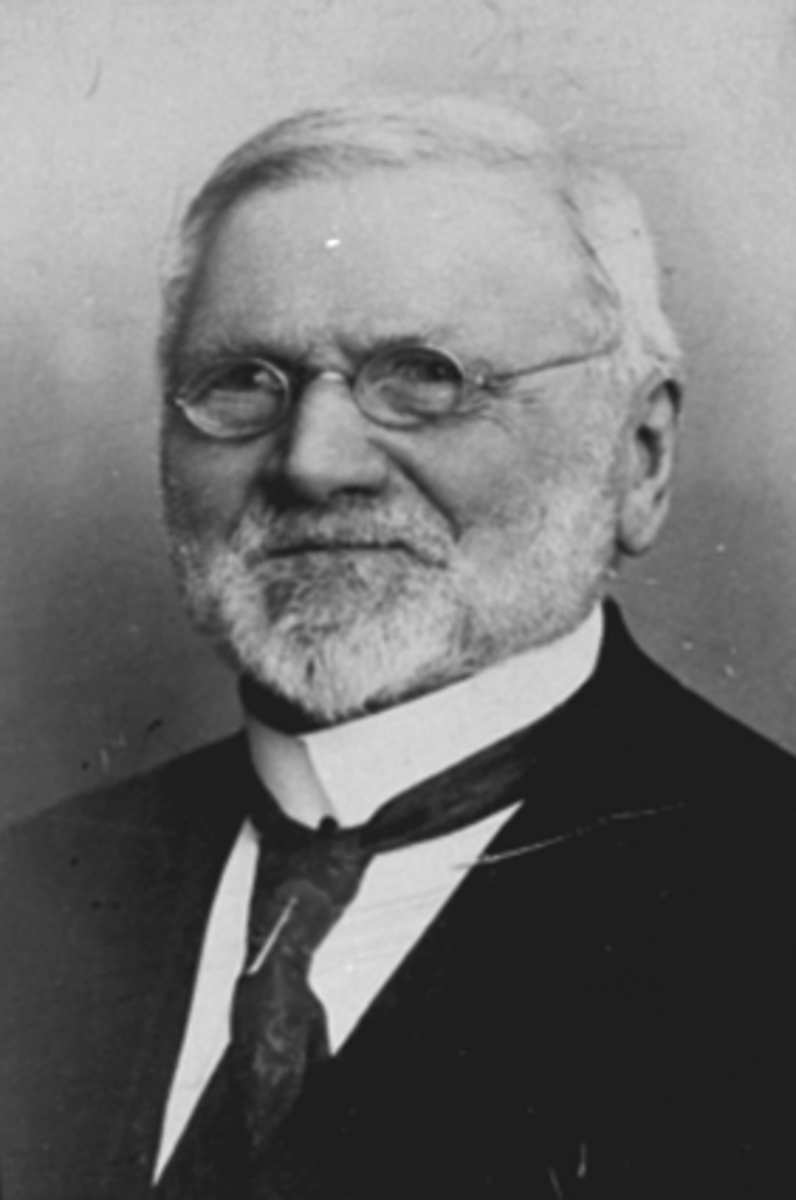 Anno Domkirkeodden, PORTRETT KJØPMANN MATHIAS PEDERSEN, 05-01-1843 - 28-08-1942. FORMANN I HAMAR HANDELSSTANDS FORENING 1902-05 OG 1914-18, ÆRESMEDLEM FRA 15-03-1922.