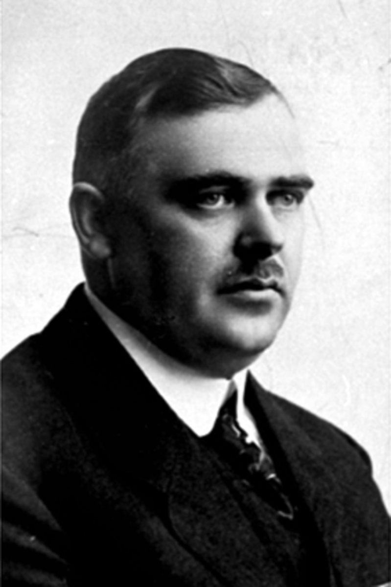Anno Domkirkeodden, PORTRETT KJØPMANN OLE MORITZ HANSEN, 21-05-1881 - 25-01-1928. FORMANN I HAMAR HANDELSSTANDS FORENING 1919-1923.