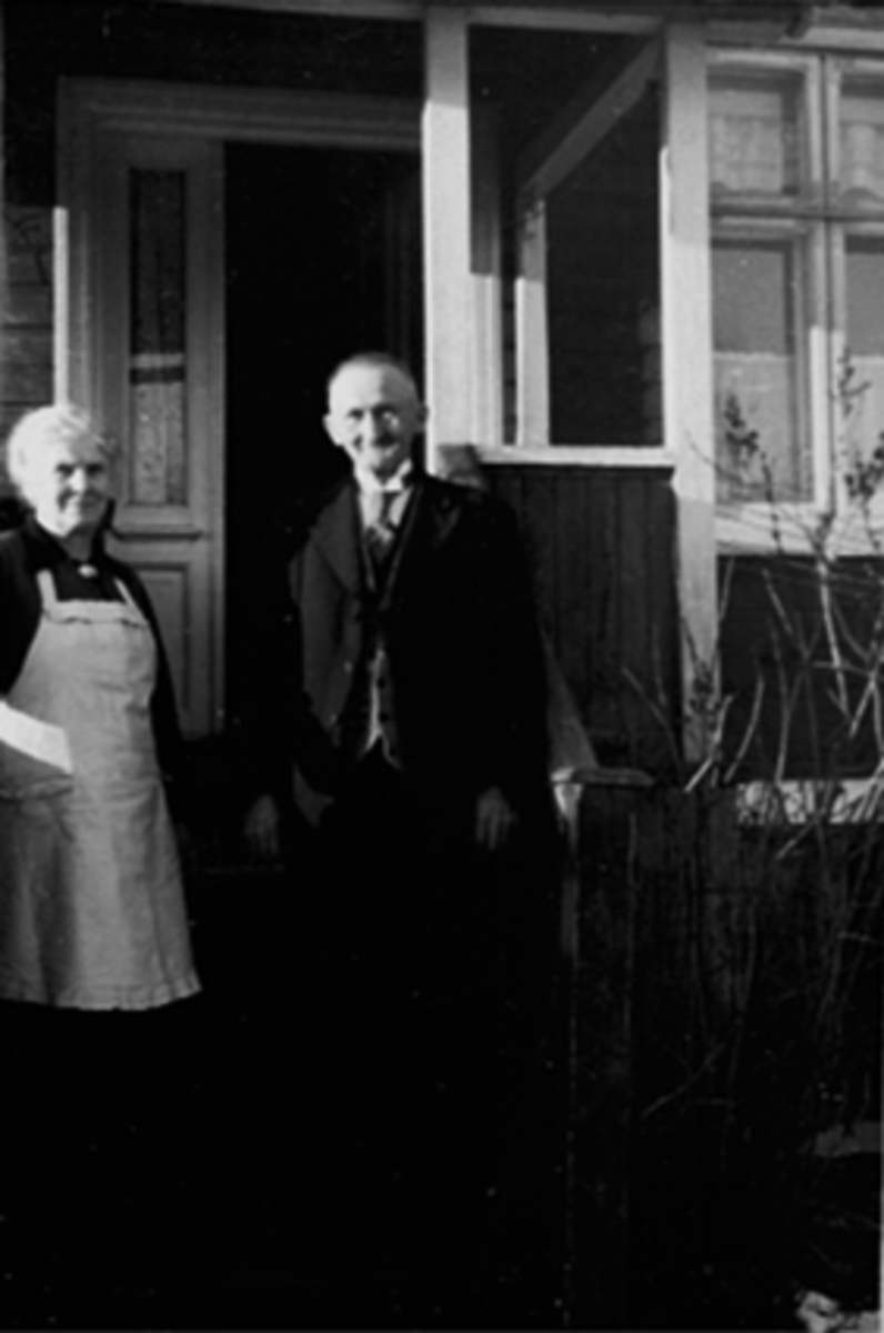 Anno Domkirkeodden, ANDREAS PEDERSENS GATE 13, GRØNNLI, BAKERI, FRA VENSTRE: OLGA JEVANORD FØDT GULBRANDSEN OG BAKER ANTON A. JEVANORD