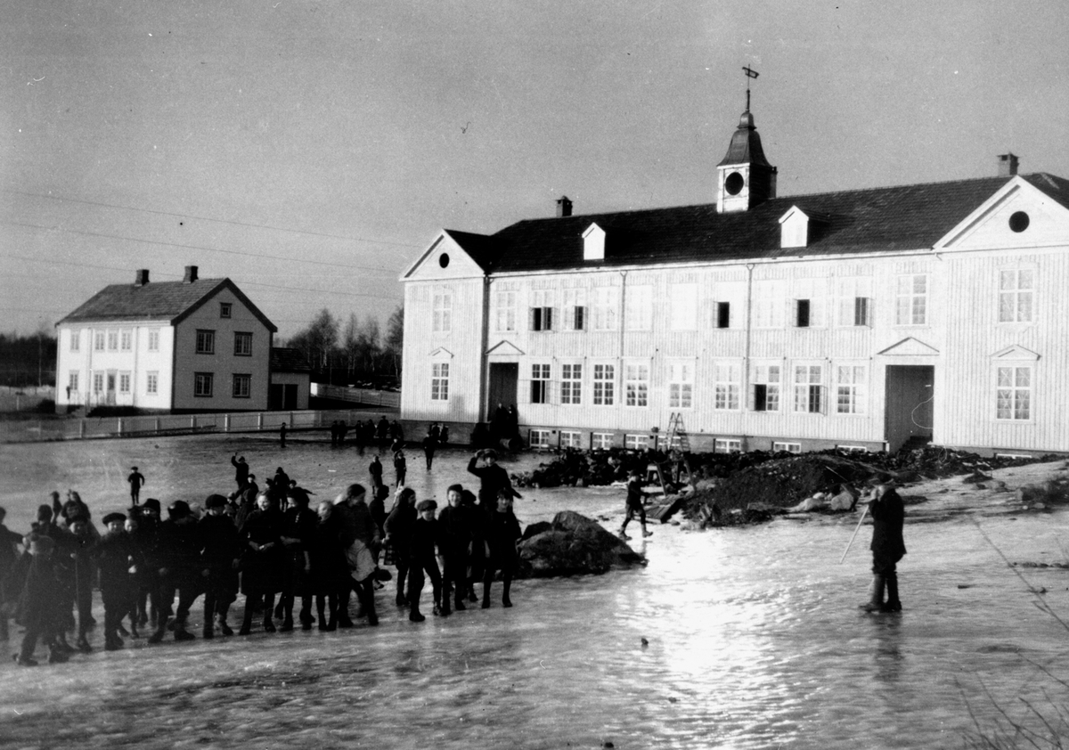 Anno Domkirkeodden, EKSTERIØR ROLLSLØKKENS SKOLE, SKOLEBARN, ELEVER I SKOLEGÅRDEN, VINTER