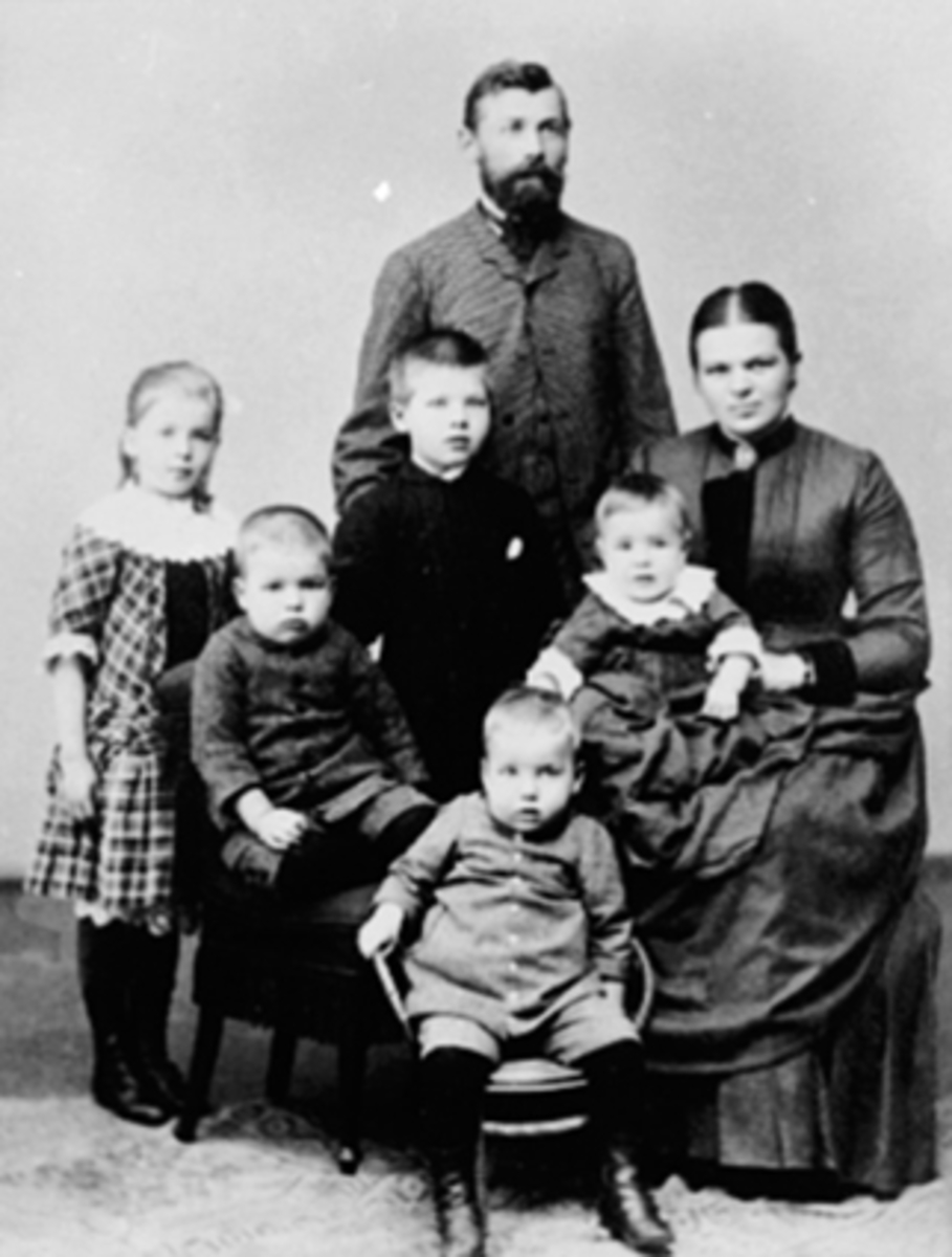 Anno Domkirkeodden, FAMILIEN KJØPMANN G. JENSEN OG KONE LINA FØDT JØLSTAD, BARN FRA VENSTRE: INGRID, ARNE, JOHS, ANDREA OG FORAN GUDBRAND