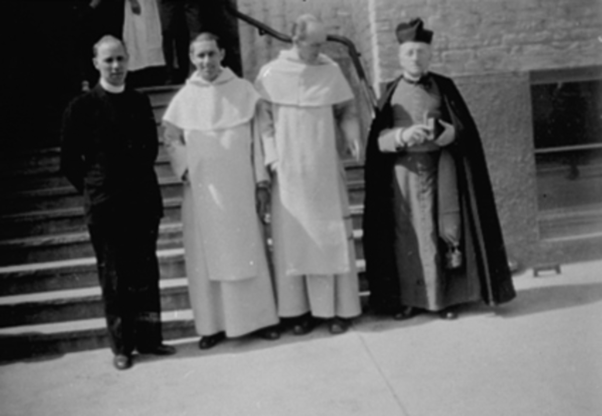 Anno Domkirkeodden, KATOLSKE ST. TORFINNS MENIGHET I HEDMANNSGATE 32, FEIRER 10 ÅRSDAG, GRUPPE 4 FRA VENSTRE: MUNK OLAF LARSEN, ALBI, BICHAUX, KJELSTRUP