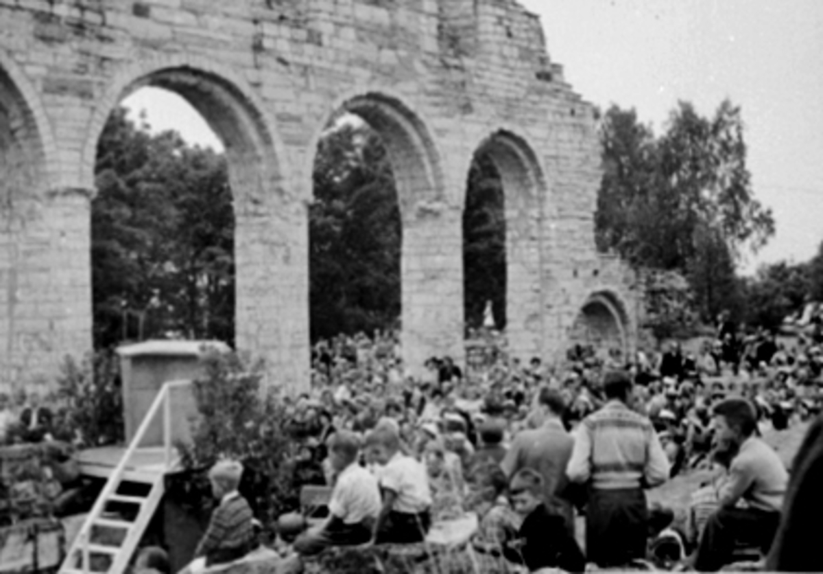 Anno Domkirkeodden, HAMARDAGEN 1949, GUDSTJENSTE I DOMKIRKERUIN, MESSE, STOR MENIGHET
