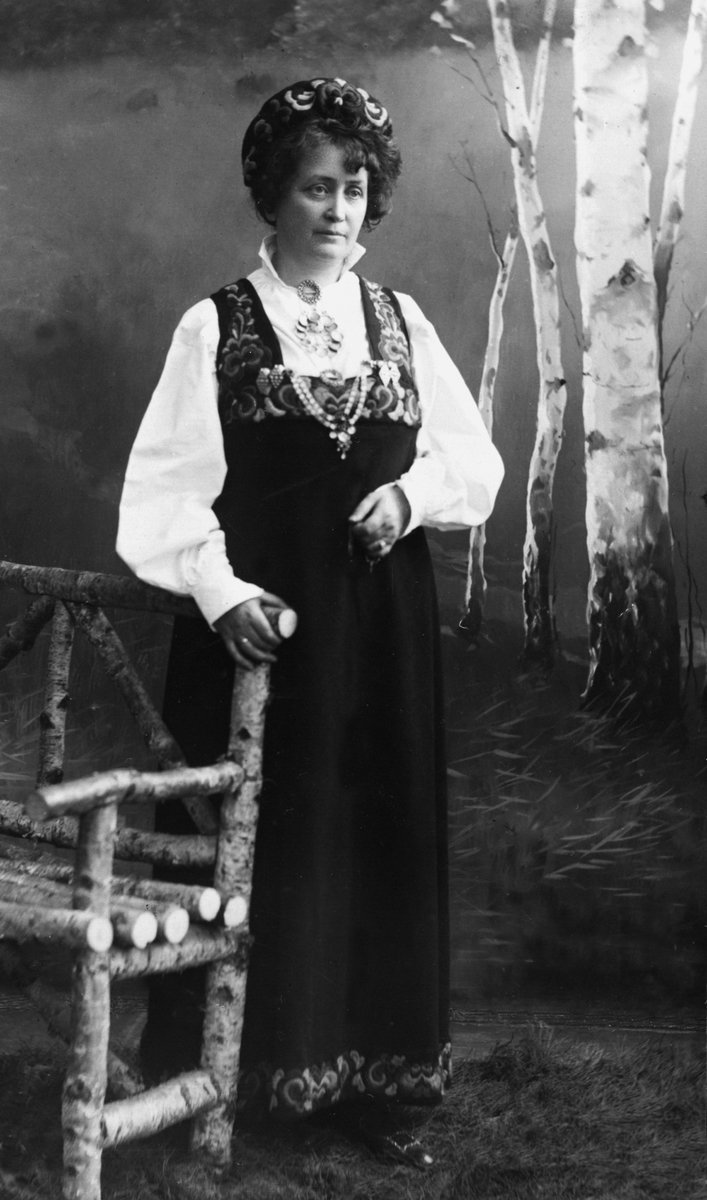 Anno Domkirkeodden, HULDA GARBORG 1862-1934, I FOLKEDRAKT, KVINNEKLÆR