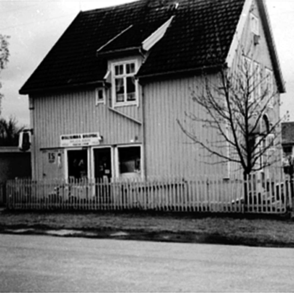 Anno Domkirkeodden, EKSTERIØR ROLLSLØKKA KOLONIAL, HOLSETGATA 77, ---- kommentar start ---- Dette er Villa Kjær af Rollsløkken.